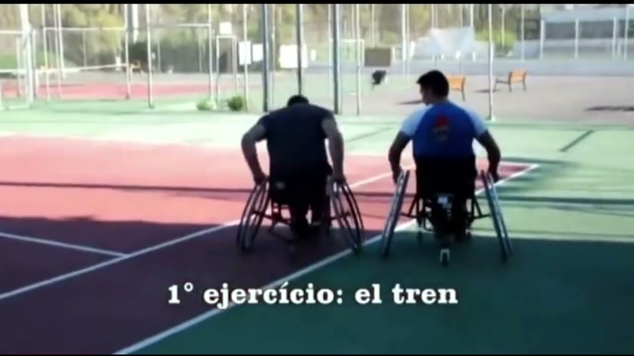 Entrenamiento de tenis en silla de ruedas