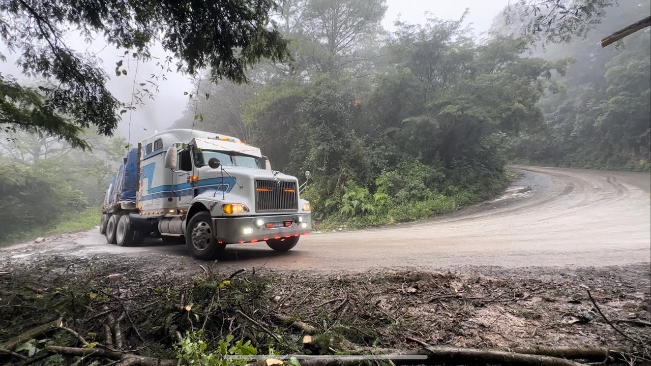 ¡Patinó, pero subió! Esta es la curva extrema del caracol en el cerro del charlim