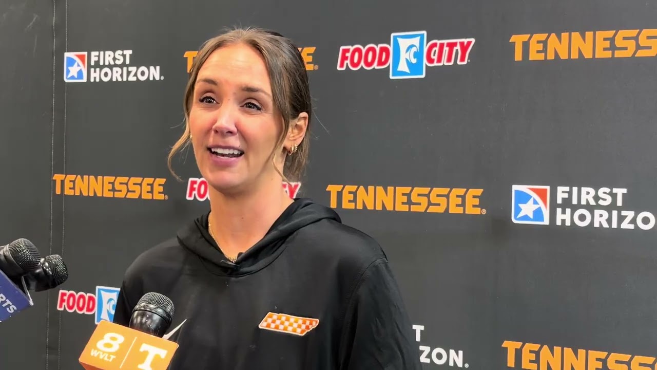 Ким Колдуэлл, главный тренер женской баскетбольной команды Lady Vols, комментирует жеребьевку тур...