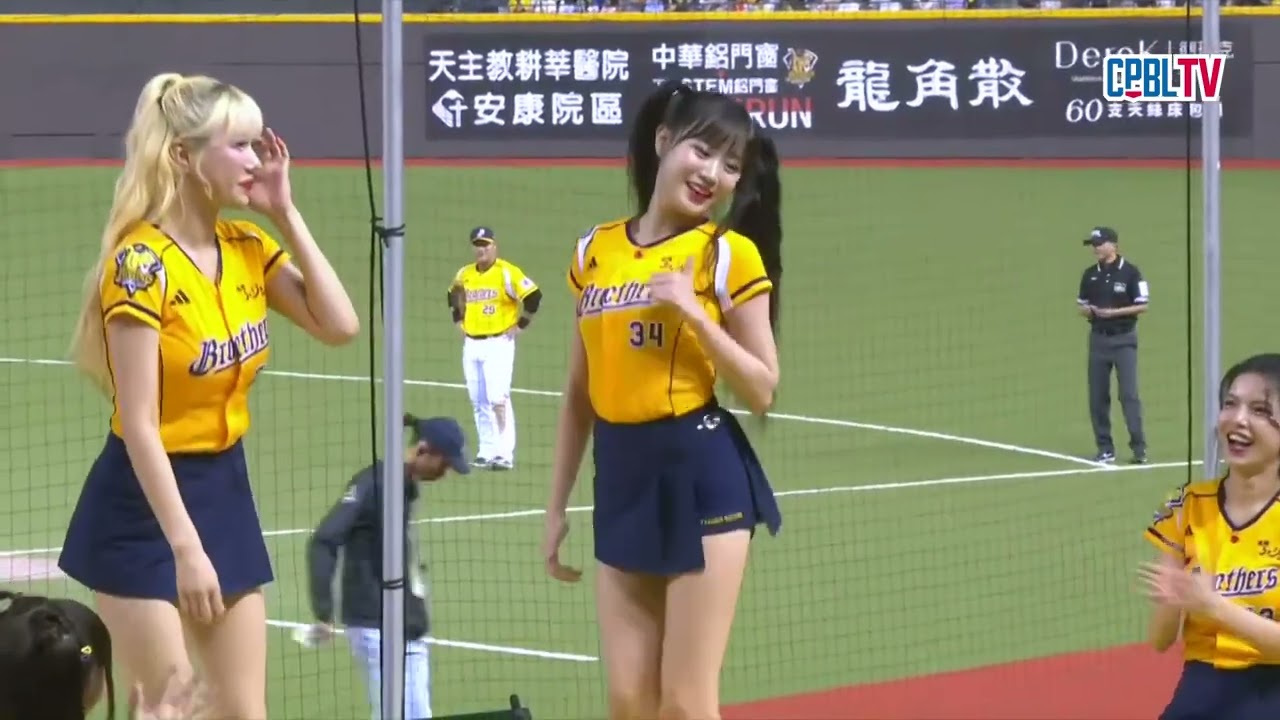 08/03 富邦 VS 中信 局間，球迷們跟上流行！跟著女神邊荷律一起大跳經典起亞虎三振舞！