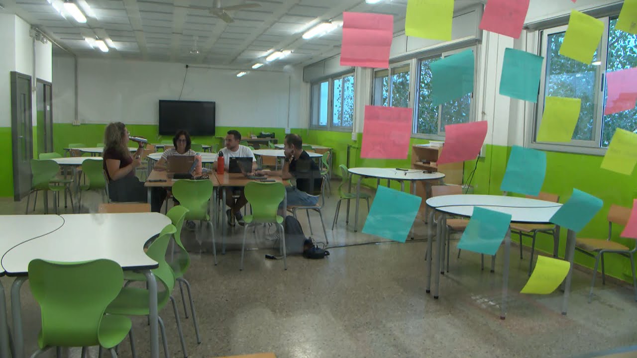 Mestres i professors han tornat als centres per preparar un nou curs
