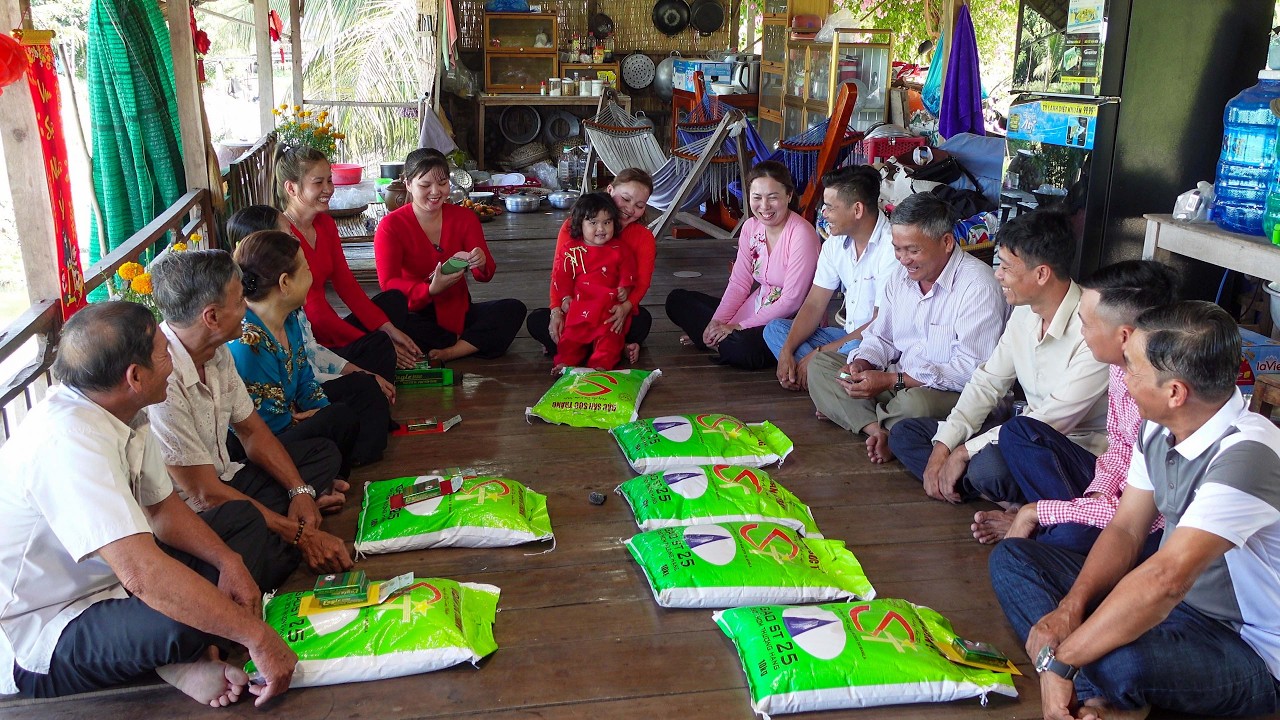 Đầu Năm Mới Gia Đình Cô Mười Ba Lì Xì Tết và Tặng Bữa Tiệc Lẩu Chay cho Đại Gia Đình | HQ #1832