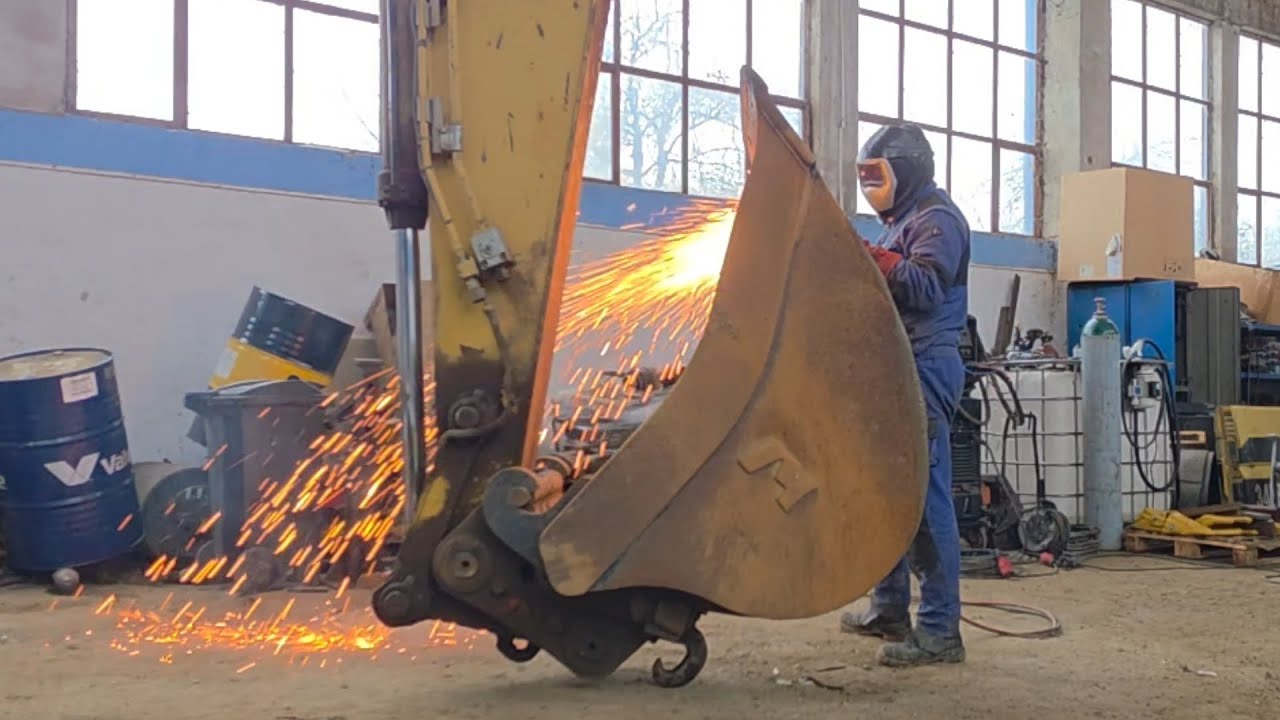 Výměna břitu na lopatě bagru část 1 + svařování vlnovce na výfuku damperu. Excavator bucket blade re