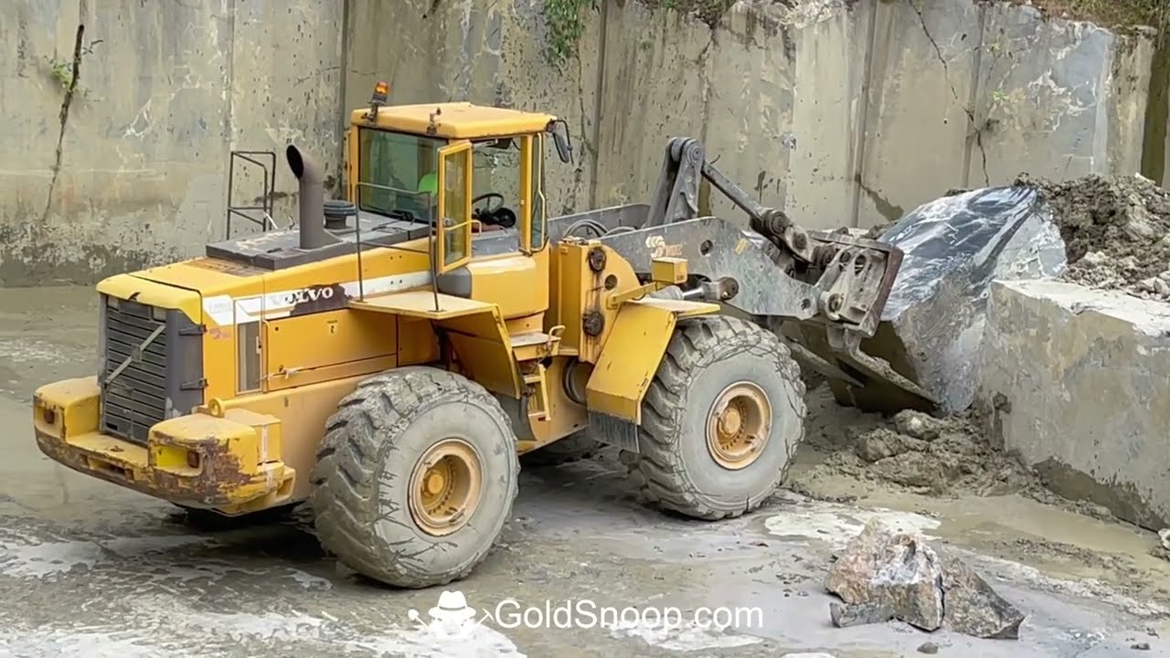 Technique de découpage au fil diamanté d'un bloc de marbre Grand Antique d'Aubert 09 - Goldsnoop.com