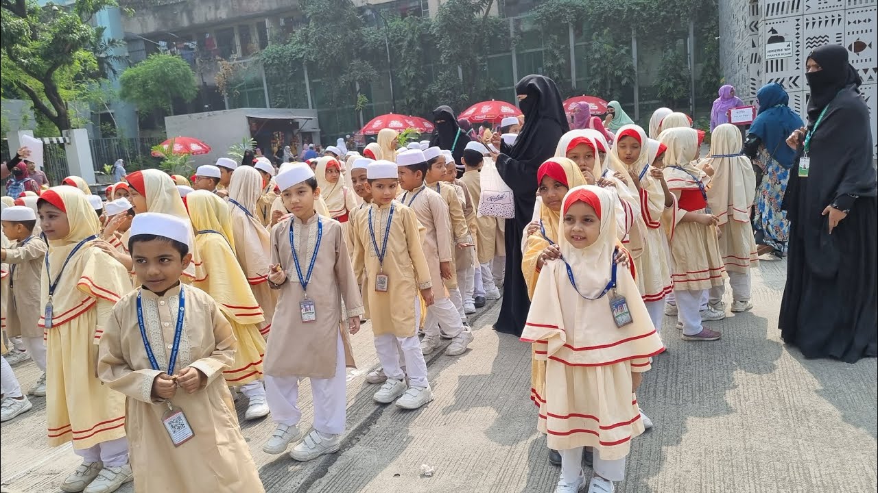 রোজ বিহানে একটা পাখি আল্লাহ আল্লাহ ডাকে, সেই পাখিটির গানে গানে হৃদয় দুলতে থাকে।