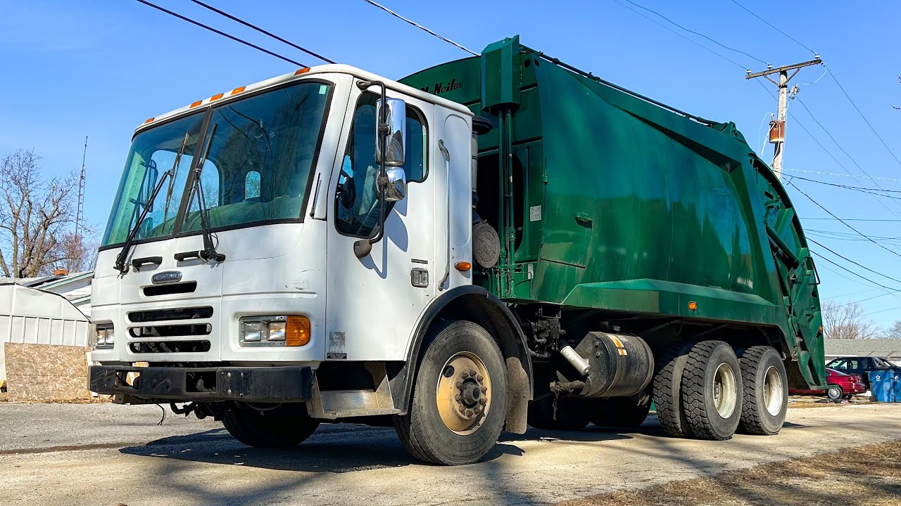 United’s Growling Condor McNeilus Rear Loader Garbage Truck Vs. Heavy Alley Trash!