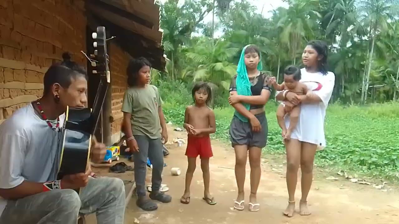 crianças da aldeia rio Silveira