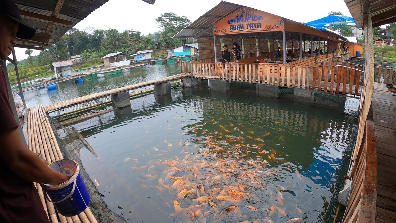 Warung Makan Terapung Diatas Sungai dengan Suasana Pedesaan yang Indah | Ikan Bakar dan Nasi Liwet