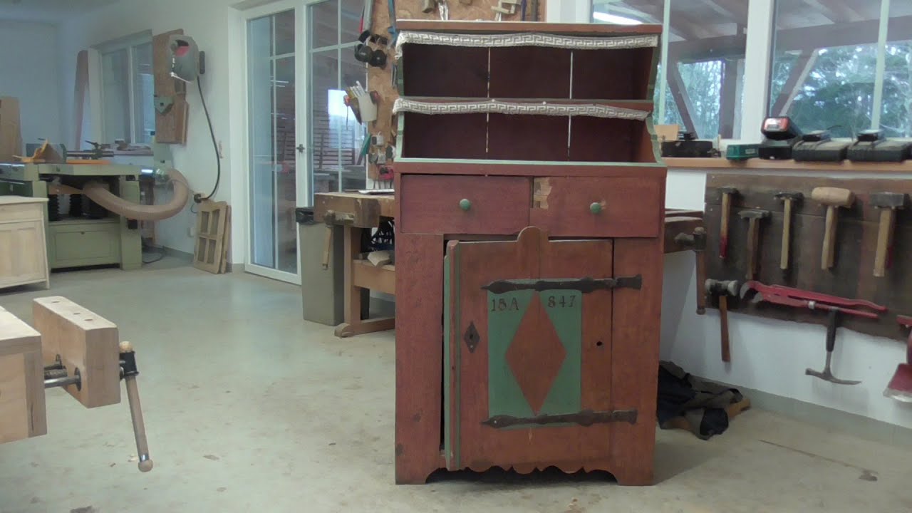 The restoration of an old kitchen cupboard. Restaurierung eines alten Küchenschränkchens.