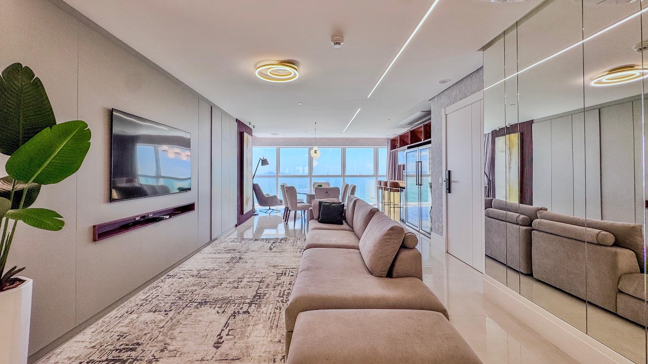 Apartamento finamente mobiliado no 59º andar do One Tower, o prédio mais alto do Brasil.