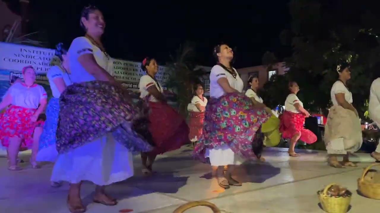 Baile de Huatulco por profesores de preescolar 