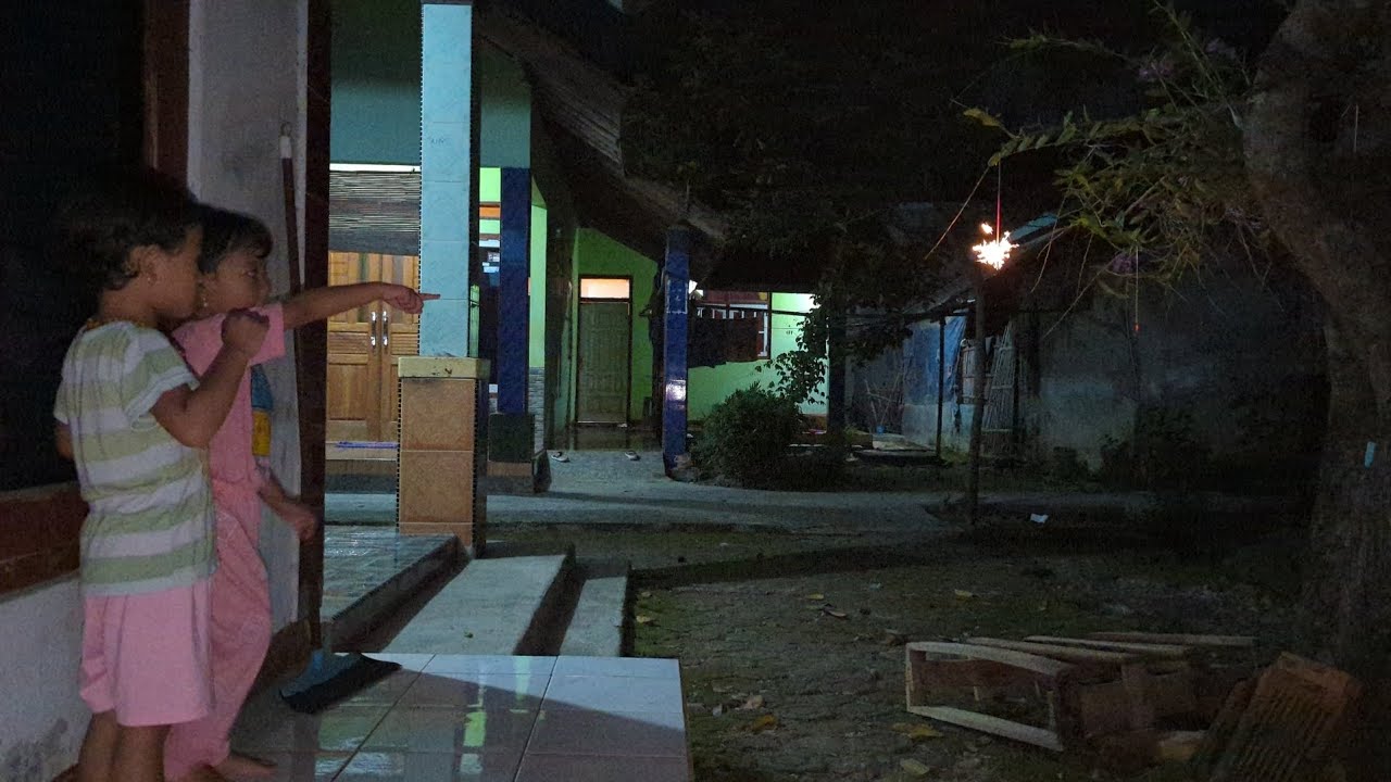 Maen kembang api setelah berbuka puasa