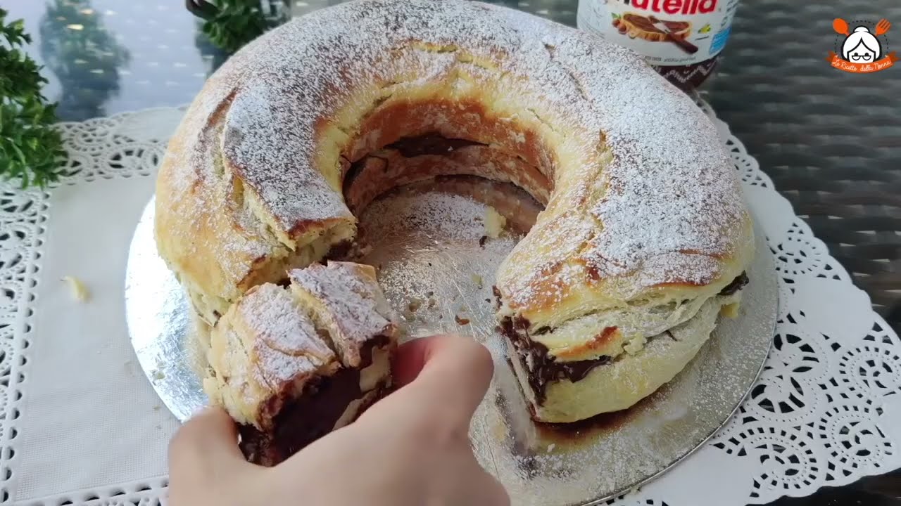 НАЧИНЬТЕ ЕГО НУТЕЛЛОЙ И ПОДАВАЙТЕ ГОСТЯМ