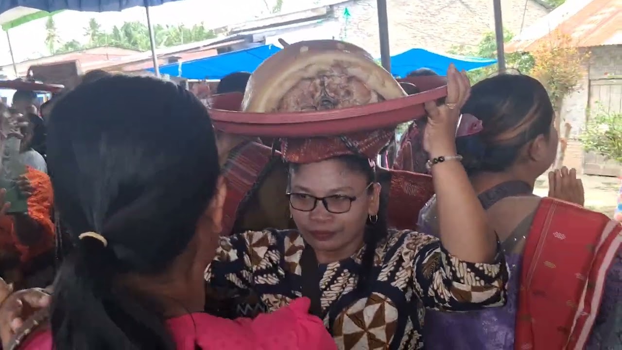 Upacara adat pemakaman Alm. Perjuangan Butarbutar ke 8