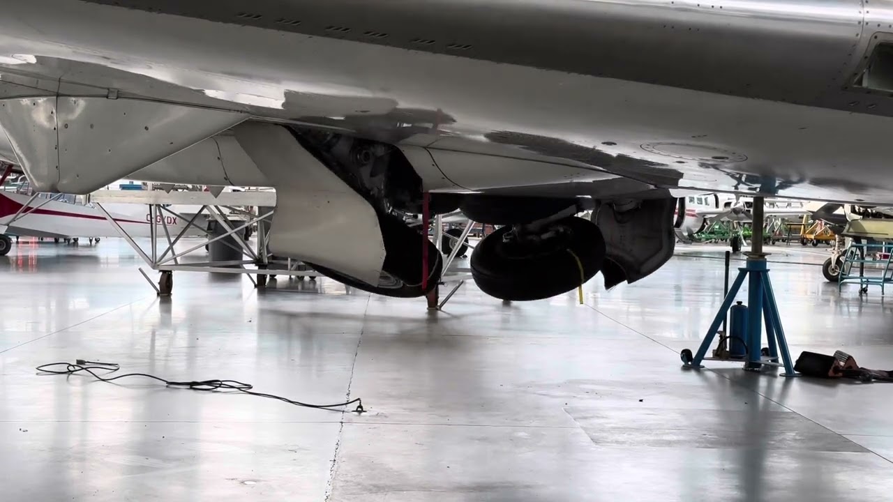 Bombardier CRJ-100 main landing gear swing / test.