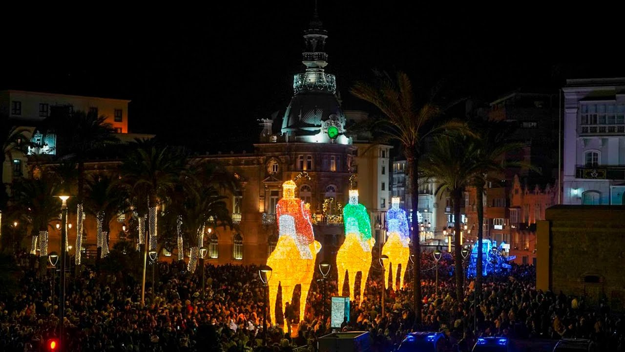 La luz y la magia de la Navidad sobrevuelan el cielo de Cartagena