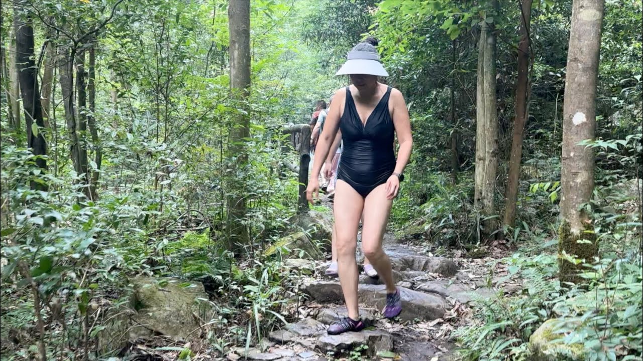 找到一處免費的景區，深山裡藏着瀑布，野外露營游泳世外桃源般
