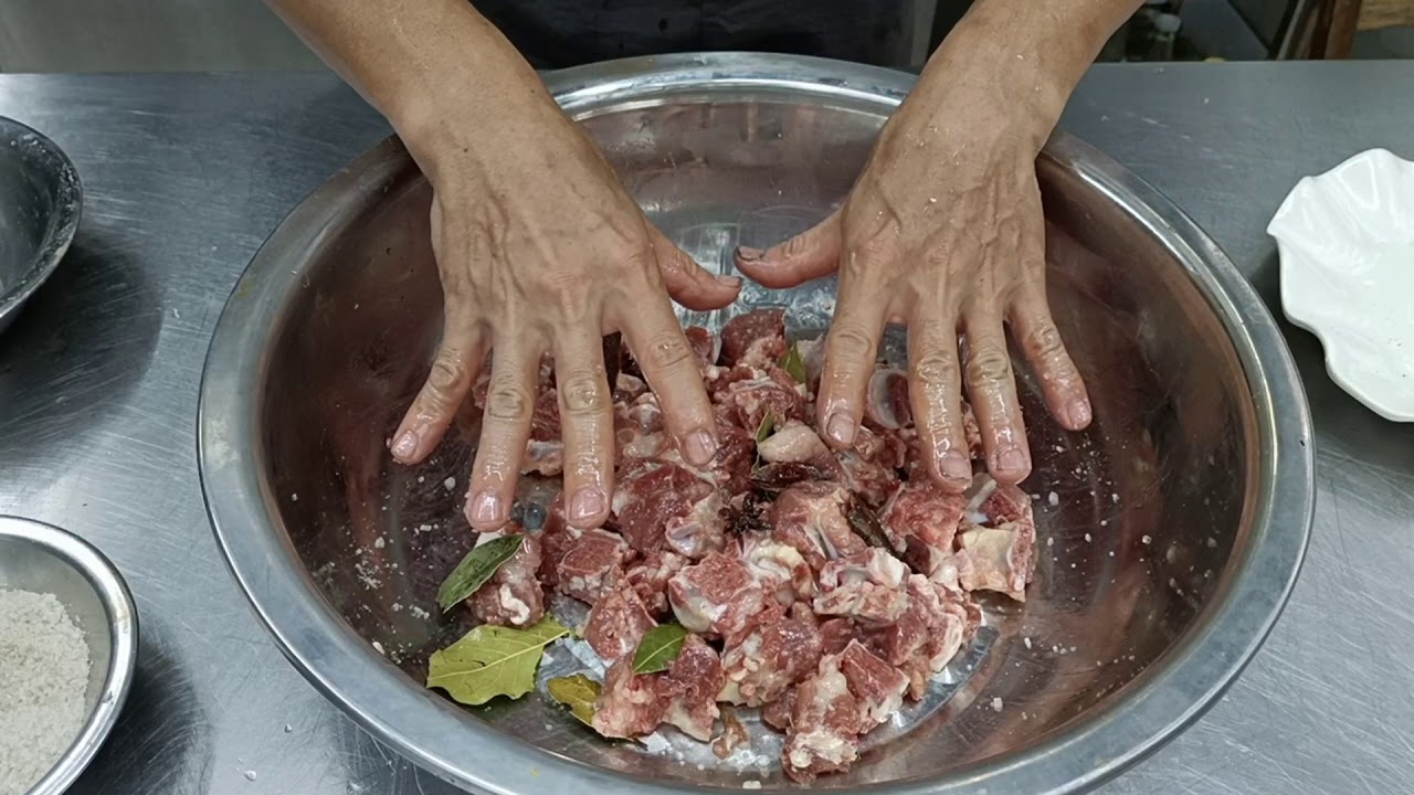 【广东咸猪骨教程】在广东常吃的“咸骨芥菜煲”这样做，八哥教你一学就会