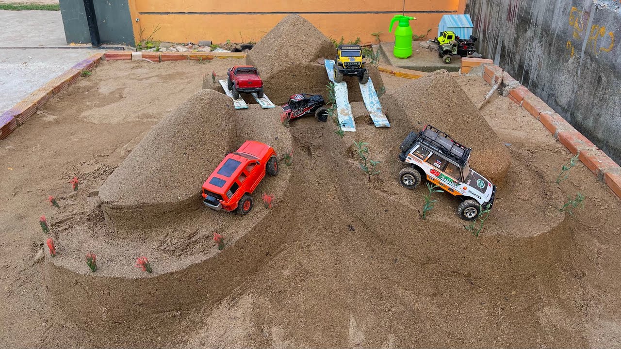 RC 4x4 Battle on Crazy Sand Hills! Who Will Survive?