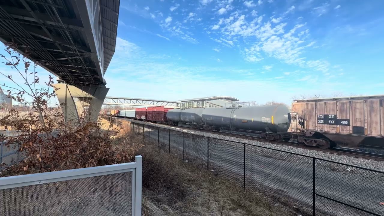 CSX 725 leads a Manifest at Potomac Yard Metro station.