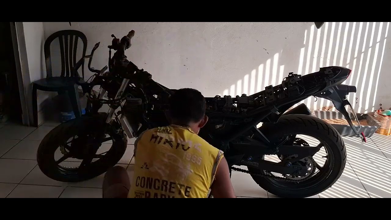 Kawasaki ninja 250R começou a montagem da moto vamos colocar tudo que falta.