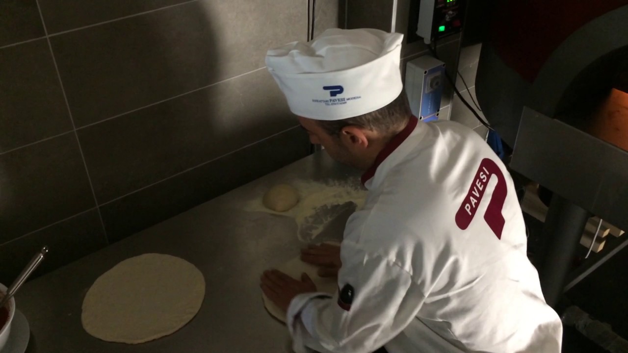 Pizzaiolo Raffaele Esposito test een nieuwe Pavesi Twister oven