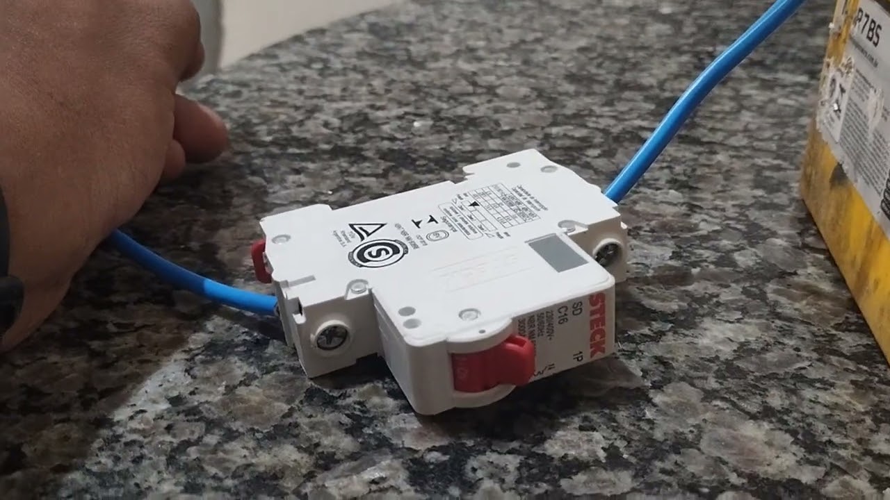 SERÁ QUE UM DISJUNTOR PARA  CORRENTE ALTERNADA DESARMA EM CURTO CIRCUITO DE CORRENTE CONTINUA?