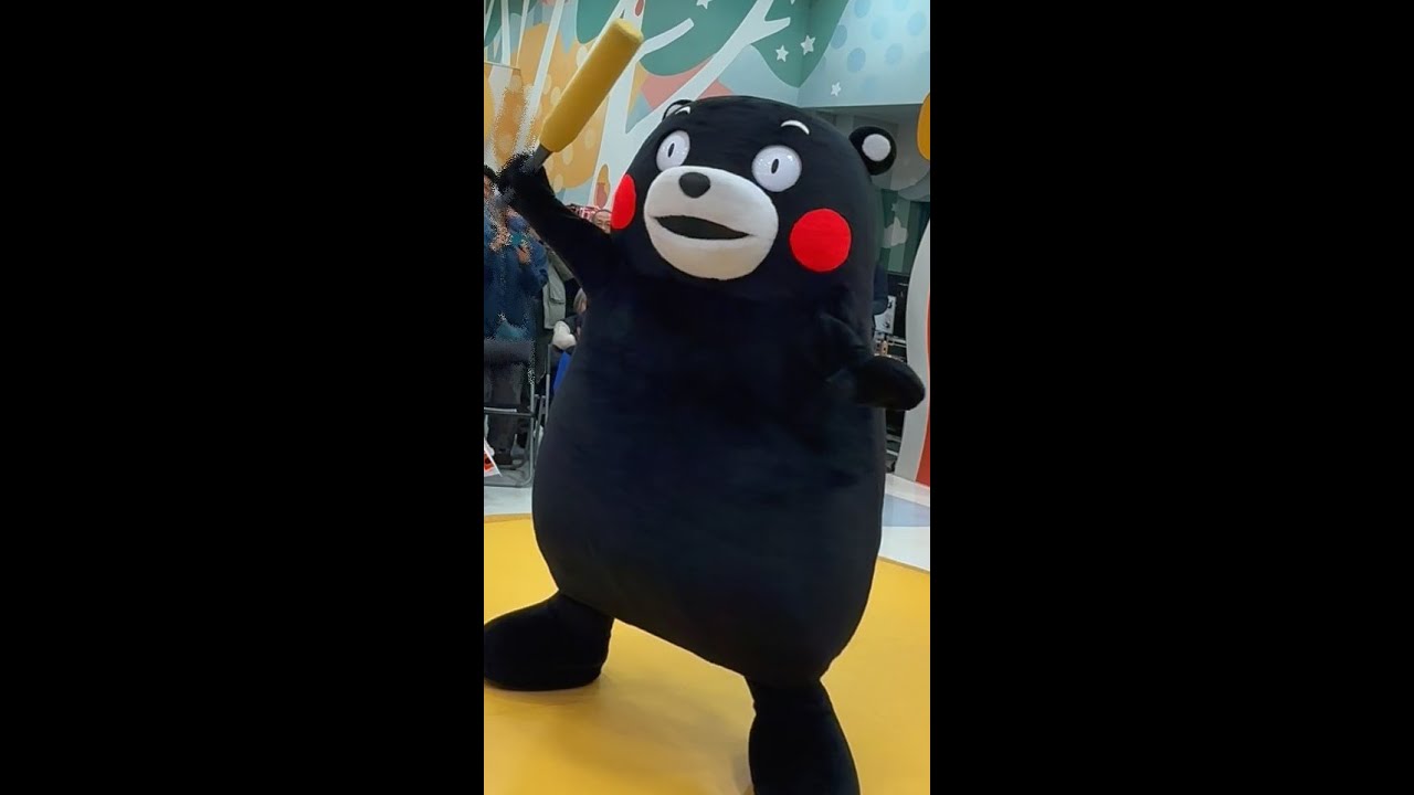 バットを持ってくる くまモン in くまモンスクエア