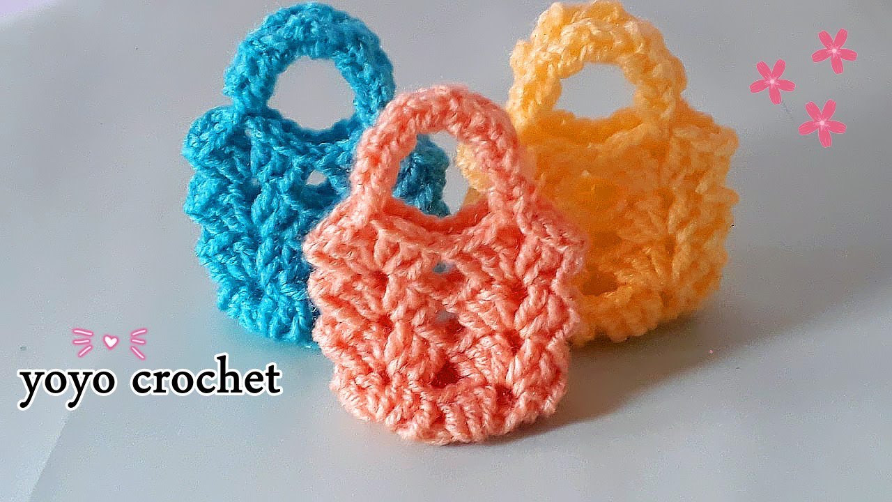 كروشية ميدالية شنطة مصغرة سهلة/ توزيعات السبوع/ من بقايا الخيوط -Crochet medal mini bag#يويو كروشية