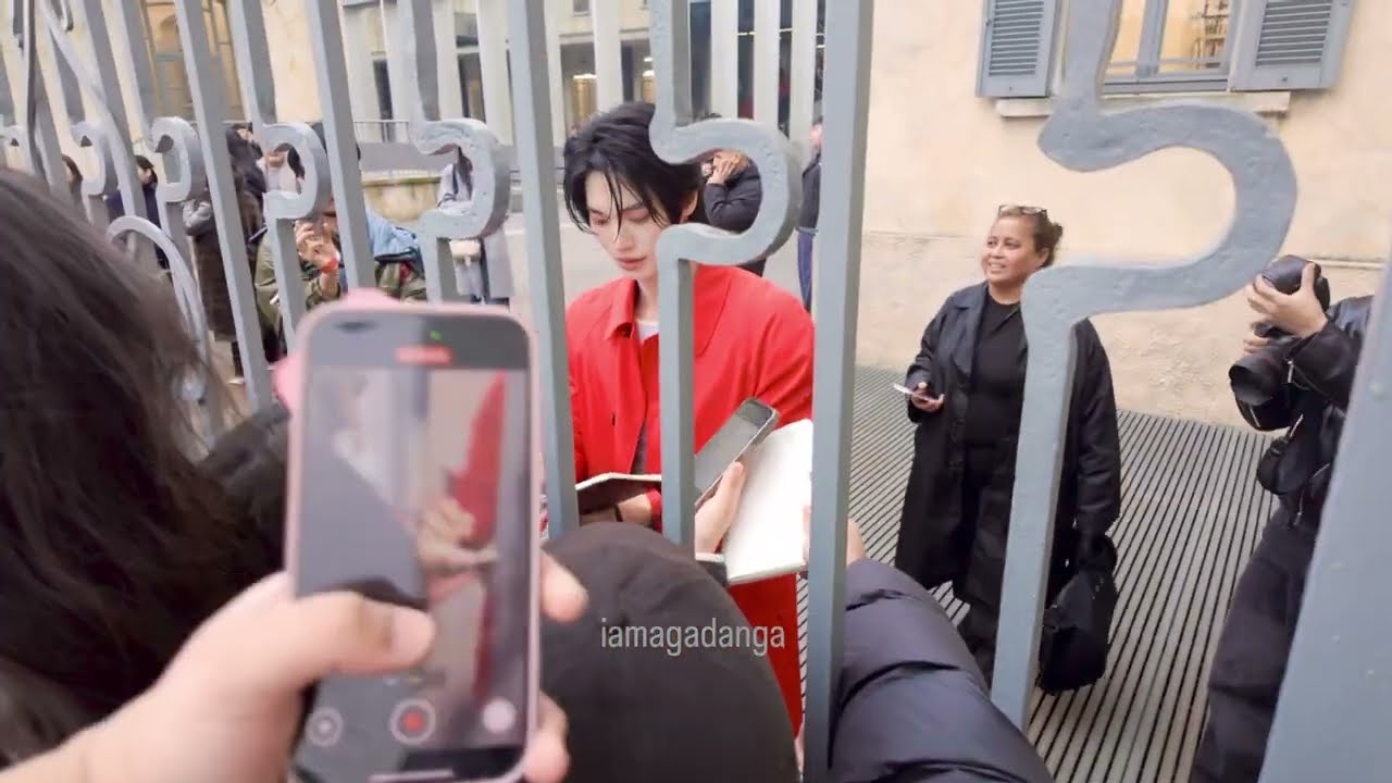 Win Metawin signs autographs @ Prada men’s FW26 show #winmetawin #pradafw26 #prada #milanfashionweek
