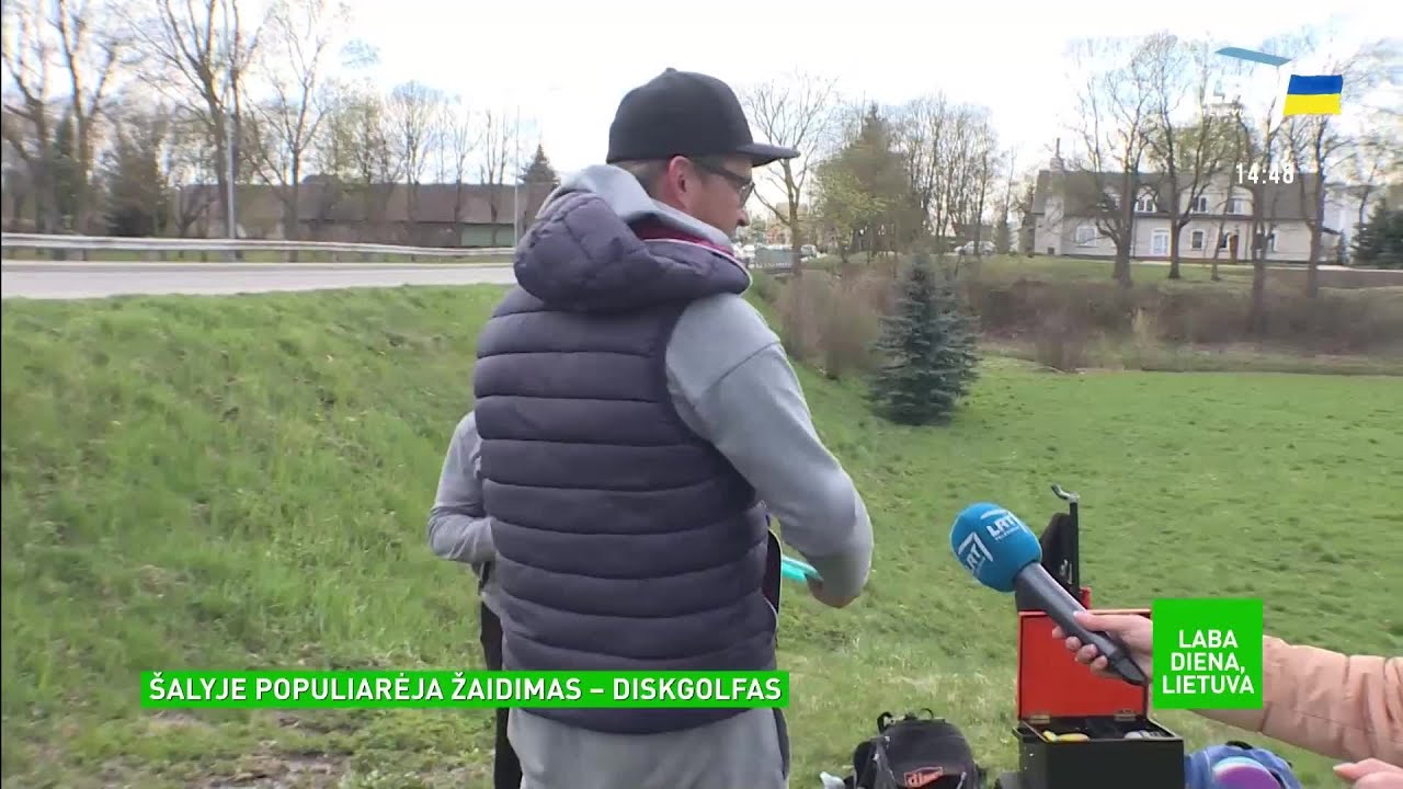 Lietuvoje populiarėja diskgolfas: Pakruojyje atidarytame parke treniruojasi net šalies čempionai