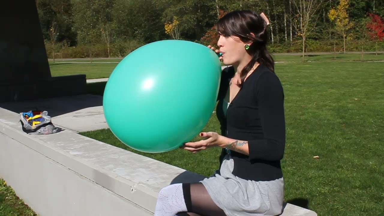 paola blow to pop green balloon