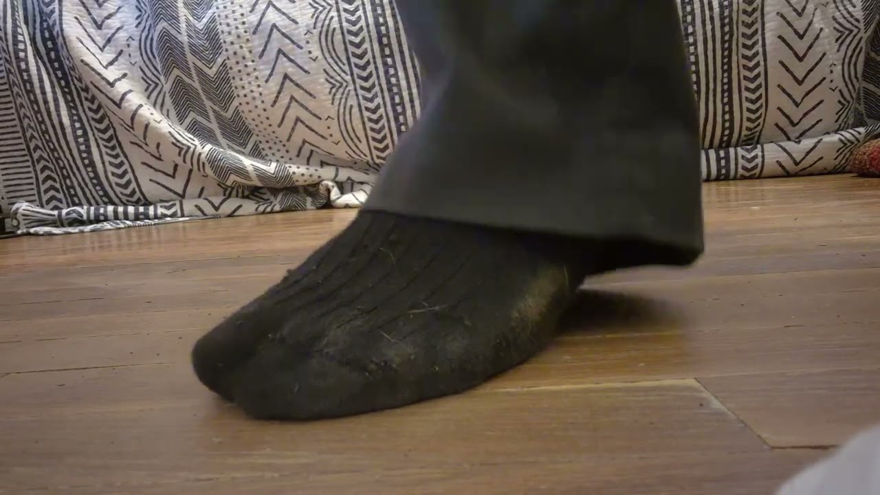 Giantess crushes tiny fly under her beautiful smelly feet ♡