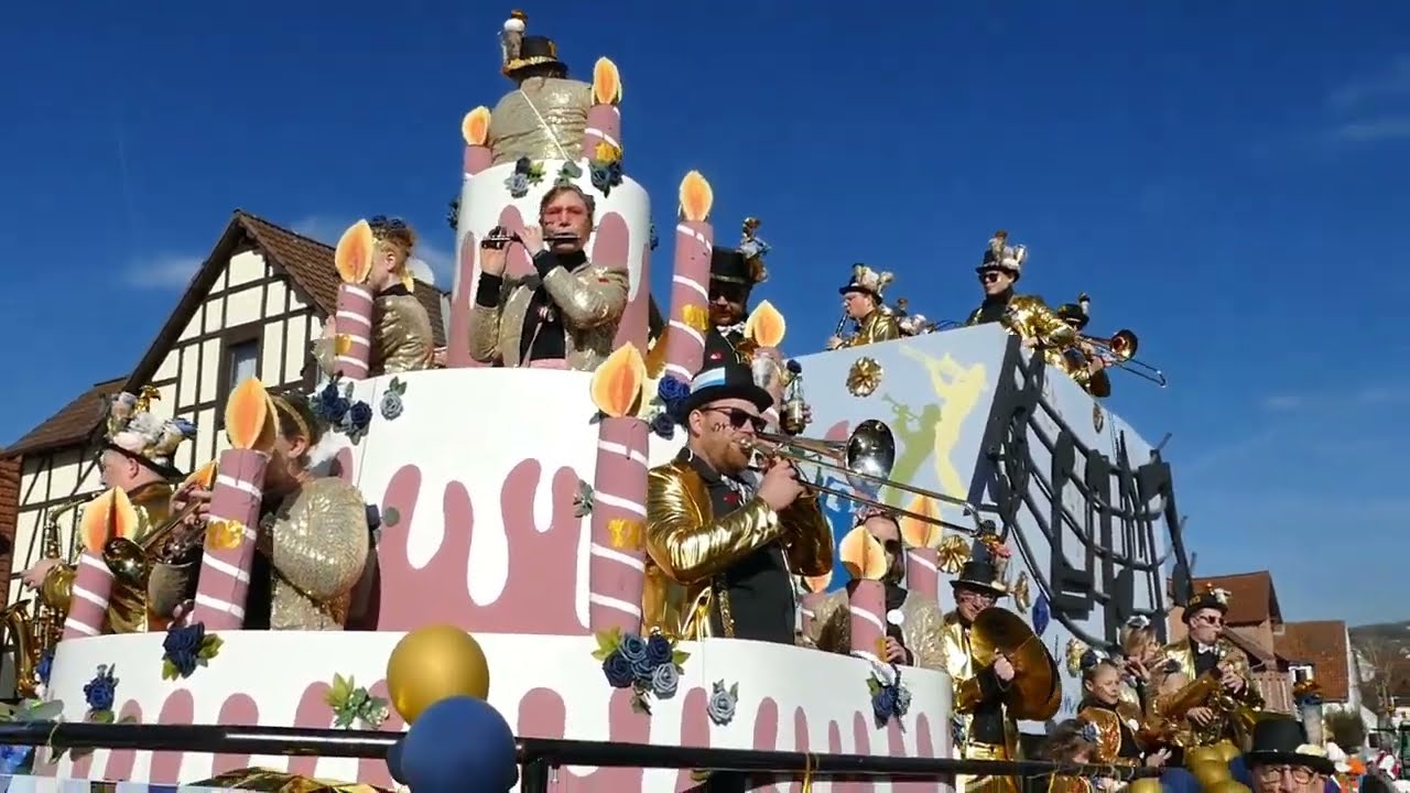 Naumburger Prinzenpaar marschiert zum Rosenmontagsumzug