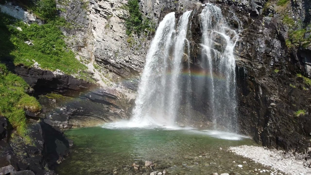 Nauståfossen og Naustådalen ved Kårvatn i Møre og Romsdal