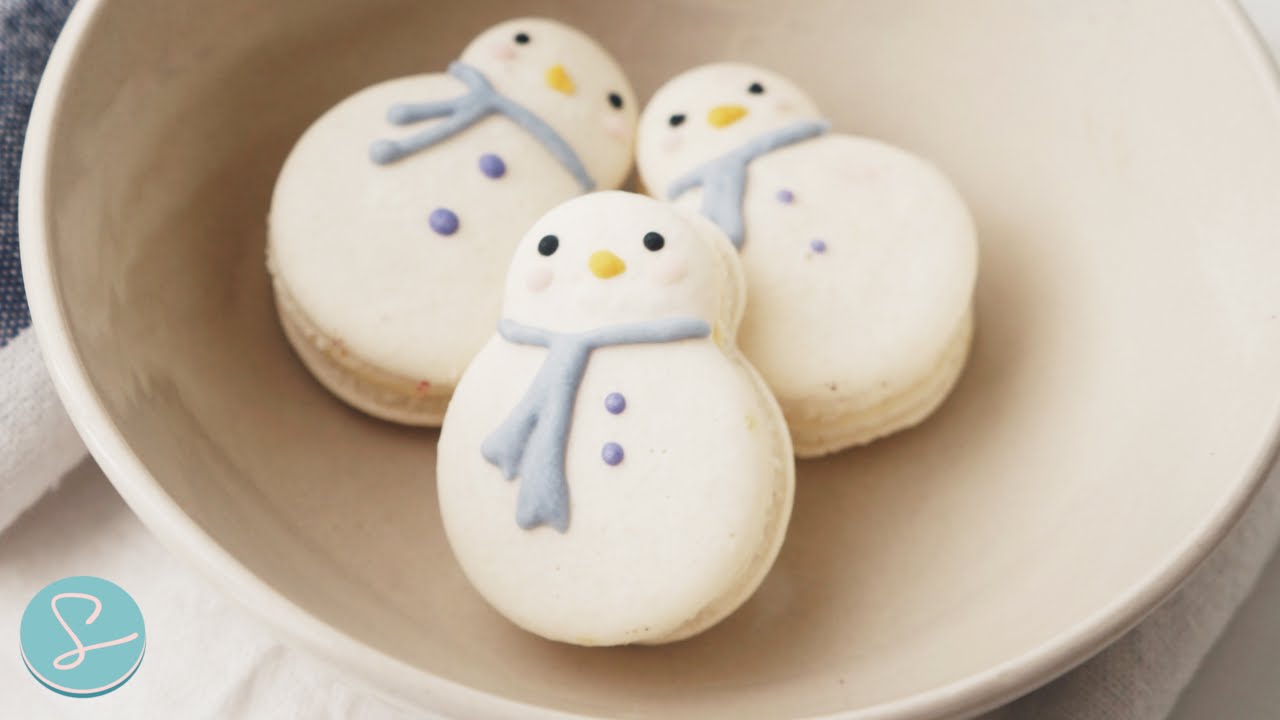 SNOWMAN MACARONS with CREAM CHEESE SWISS MERINGUE BUTTERCREAM - Sumopocky