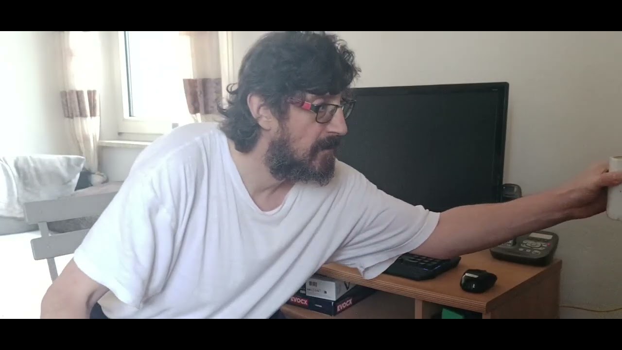 Thomas sitzt am Computer.