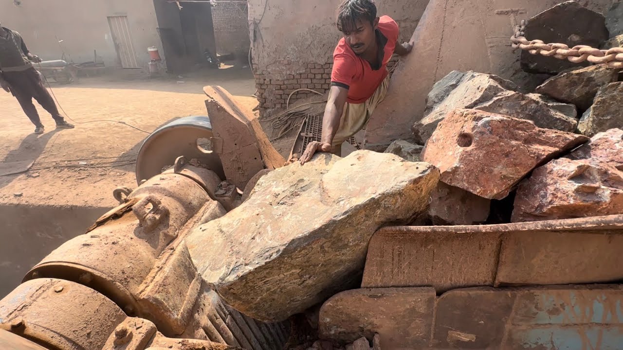 “Extreme Stone Crushing Power 🔥 | Massive Boulder Breaking, Hammering & Heavy Machine Action”