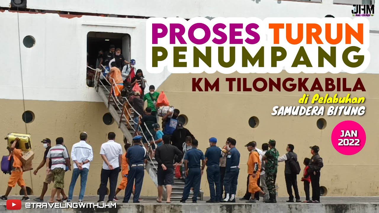 PROSES TURUN PENUMPANG KM TILONGKABILA DI PELABUHAN SAMUDERA BITUNG