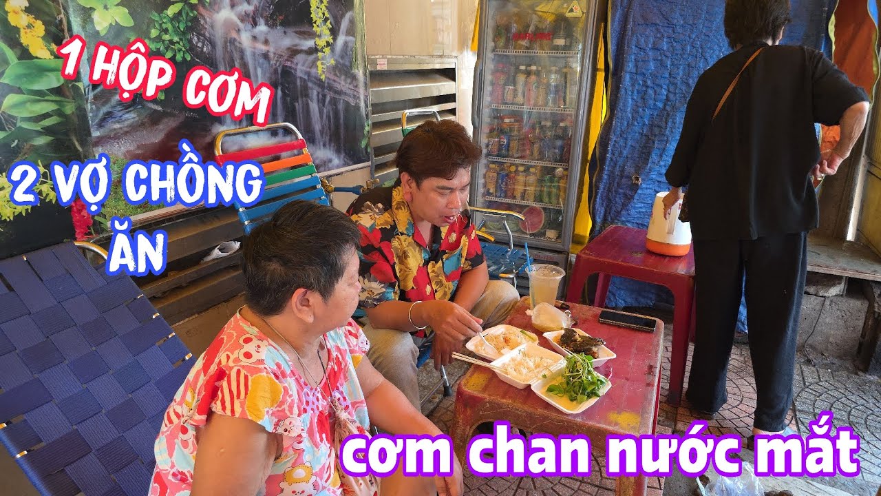 Quá khổ rồi ,Dì Chức mua 1 hộp cơm 2 vợ chồng ăn chung cho tiết kiệm .
