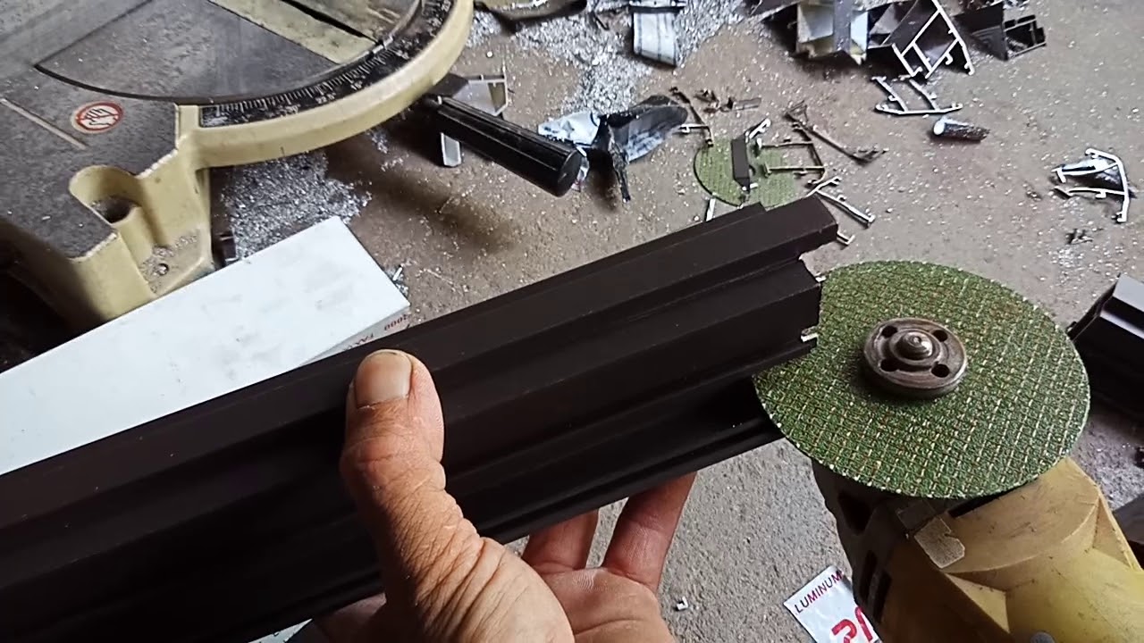 Làm nhôm hệ 55và cách cắt cây chia ô khung bao bằng tay