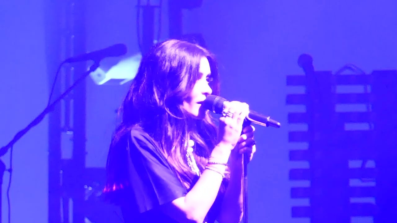 JENIFER -9 TOUR- En attendant (27) PARIS BERCY 18.03.2023 (4.55mn)
