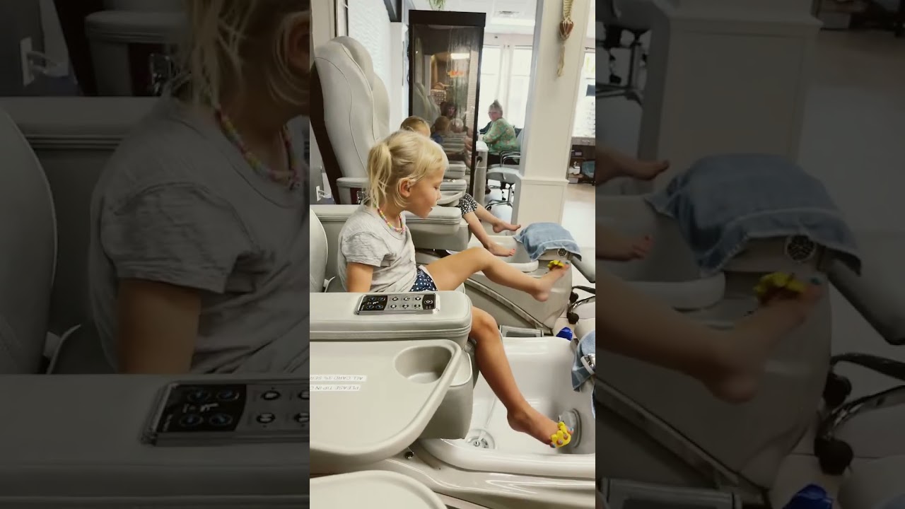 Харпер (4) и Оливия (5) делают педикюр, и Харпер оторвала себе пальцы на ногах. Первый раз в жизн...