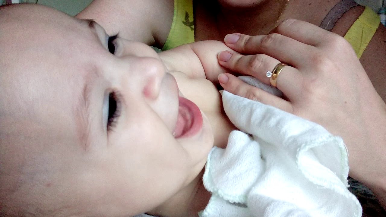 rindo dos beijinhos na barriguinha