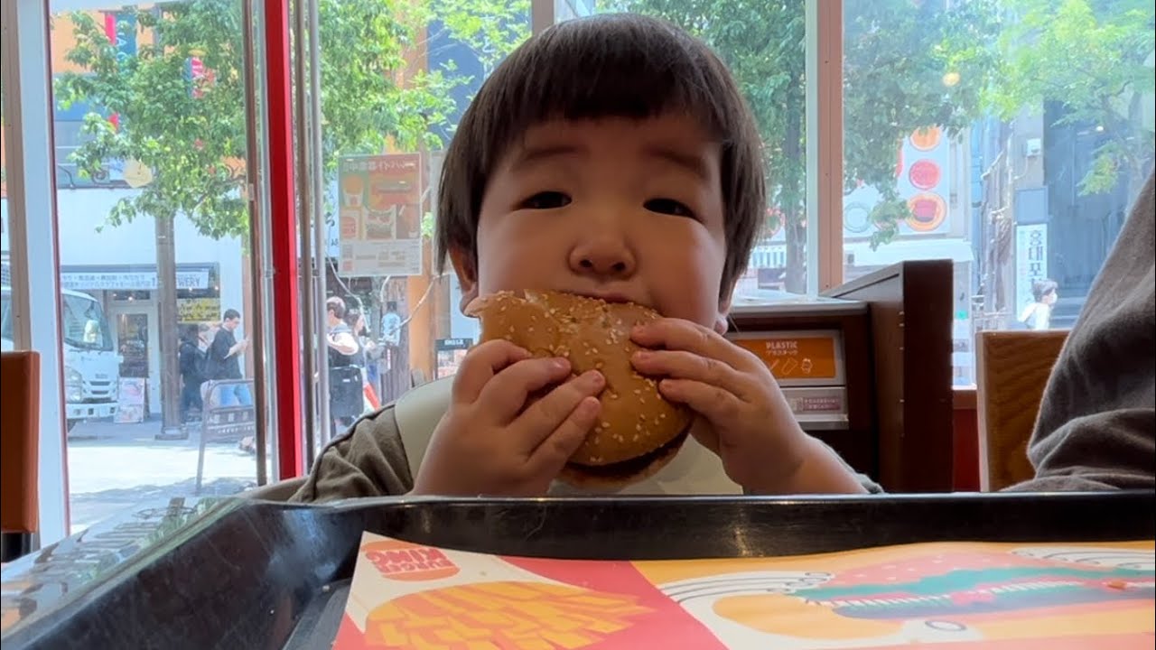 【2歳７ヶ月】バーガーキングで食べる！[2 years, 7 months] Eating at Burger King!
