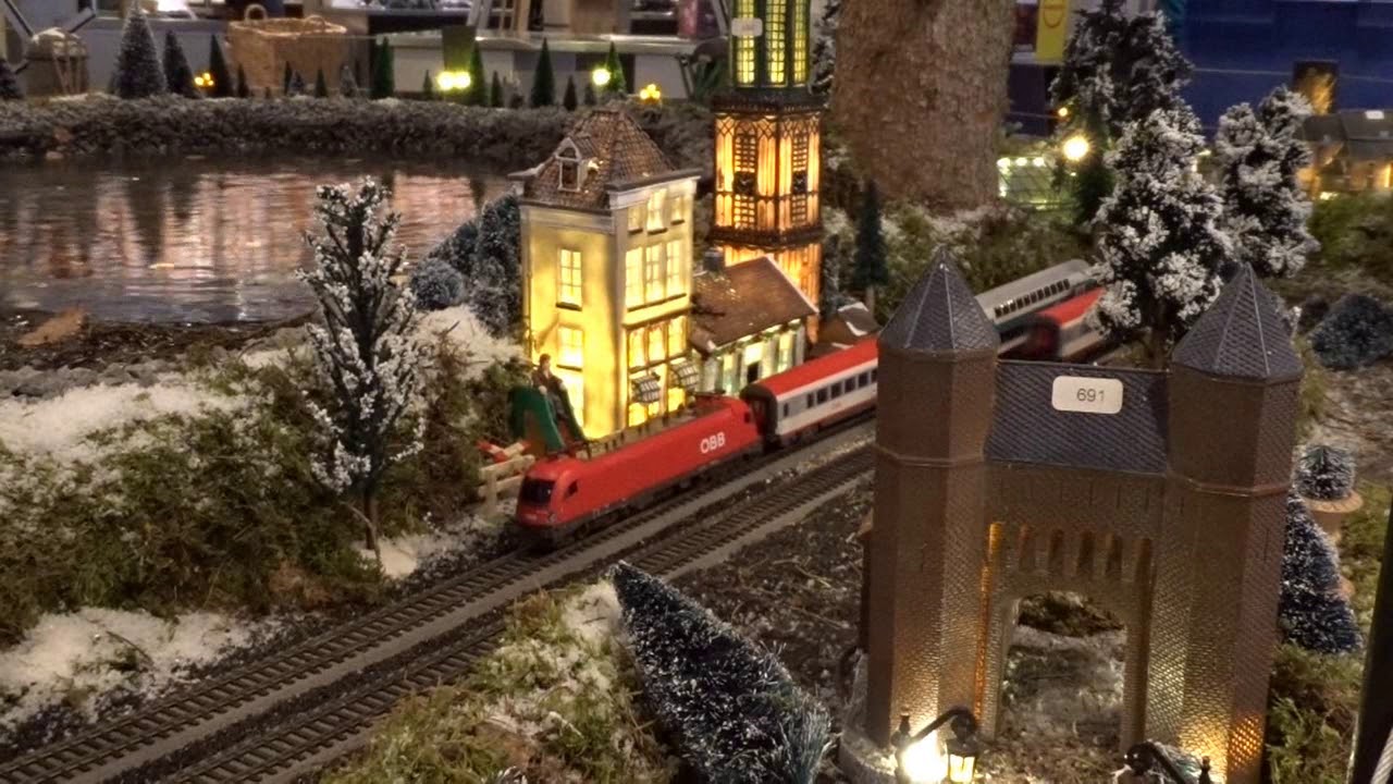 Modelspoortreinen rijden door de mooiste kerstdorpen van Nederland in Intratuin Duiven 2020