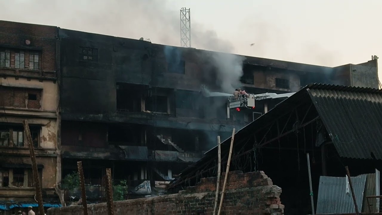 kanpur hamraj market me aag lagi 4 din ke bad bhi khatam ni hui