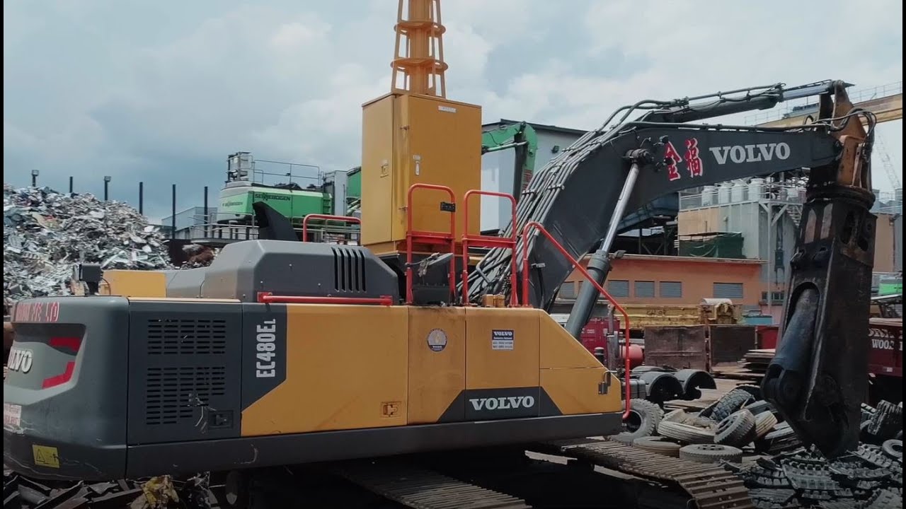 Dual-powered EC480E excavators make Singapore steel recycling more environmentally friendly