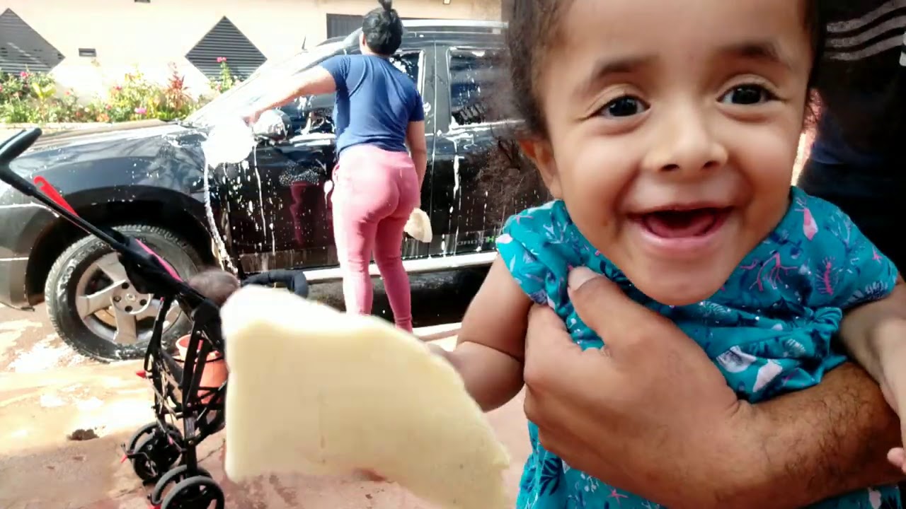 Você pode tornar os seu dias mais felizes / Sarah Gabriella Kids Lavando o carro em família 🥰🥰🥰