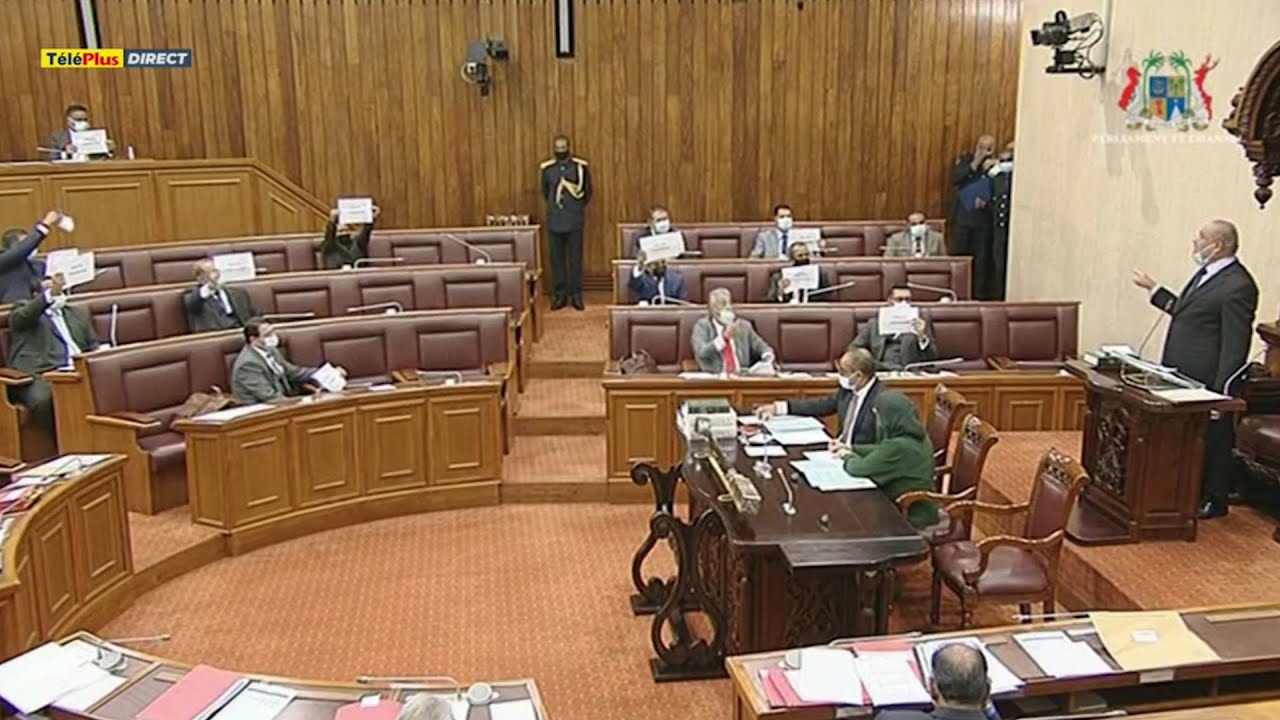 Des députés de l’opposition brandissent des pancartes, séance suspendue une nouvelle fois